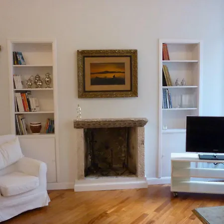 Via Giulia Beautiful Historic Centre Apartment *